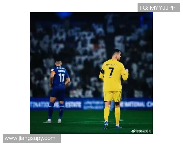 C罗赛场泪眼回望那一刻，激动与坚韧交织成永恒瞬间